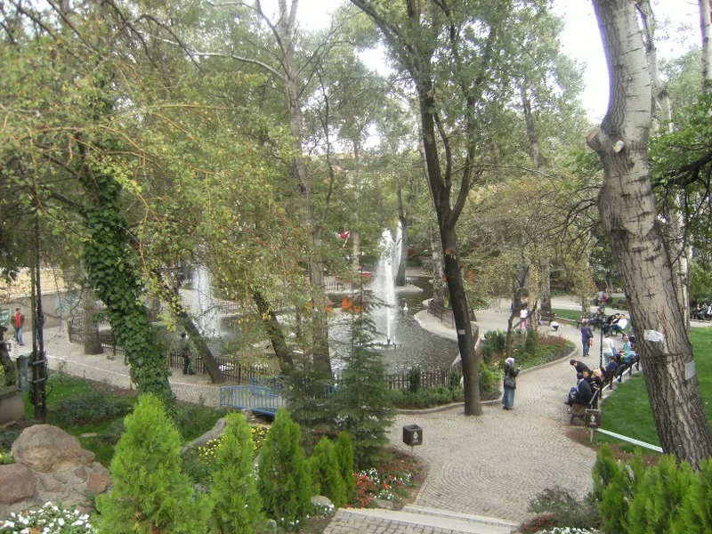 حديقة كوغولو (Kuğulu Park) — البجع في قلب أنقرة